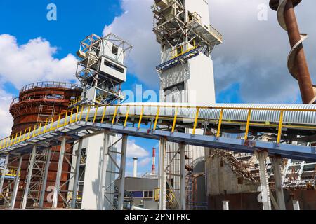 Strutture in ferro metallico, produzione industriale con trasportatore, tubi, ringhiere e tubazioni alla produzione di un impianto petrolchimico di raffinazione del petrolio. Foto Stock