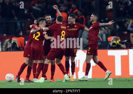 Roma, Italia. Aprile 20, 2023. Spinazzola segna nella partita di calcio della UEFA Europa League 2023, quarti di finale, COME Roma vs Feyenoord allo stadio olimpico di Roma. Credit: Independent Photo Agency/Alamy Live News Foto Stock