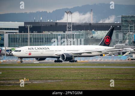 Aeromobili presso l'aeroporto di Francoforte sul meno, fra, Air Canada Boeing 777-333, C-FIUL, Foto Stock