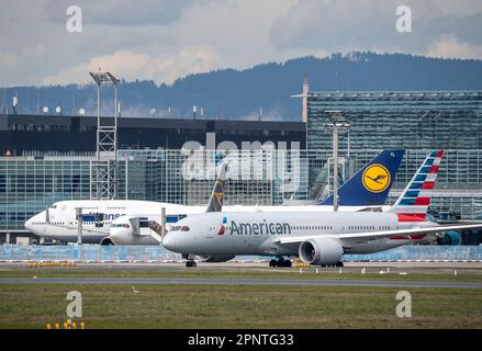 Aeromobili presso l'aeroporto di Francoforte sul meno, fra, Lufthansa Boeing 747, American Airlines Boeing 787-8 Dreamliner, N880BJ, Foto Stock