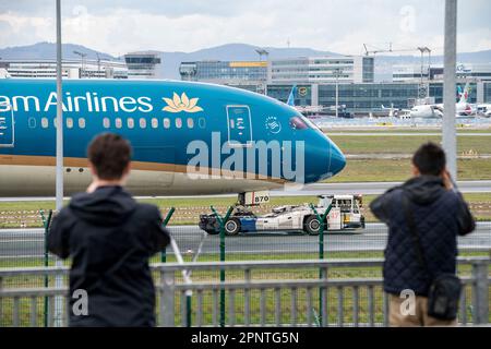 Aereo all'aeroporto di Francoforte sul meno, fra, Vietnam Airlines, Boeing 787 Dreamliner, in fase di traino al terminal, velivolo sul Zeppelinheim obser Foto Stock