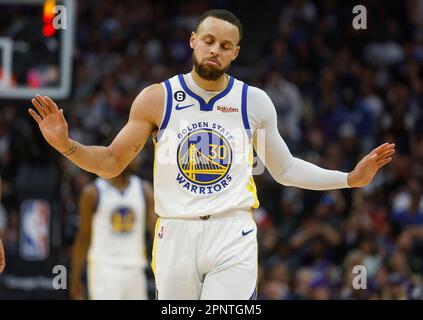 Sacramento, Stati Uniti. 20th Apr, 2023. Stephen Curry (30) dei Golden state Warriors reagisce a una partita contro i Sacramento Kings nel primo trimestre del Game Two del Western Conference First Round playoff, presso il Golden 1 Center di Sacramento, California, lunedì 17 aprile 2023. (Foto di Nhat V. Meyer/Bay Area News Group/TNS/Sipa USA) Credit: Sipa USA/Alamy Live News Foto Stock