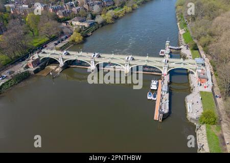 Veduta aerea del Tamigi a Richmond Lock and Weir, Richmond upon Thames, Londra, Regno Unito. Foto Stock