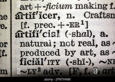 Definizione di parola artificiale sulla pagina del dizionario, primo piano Foto Stock