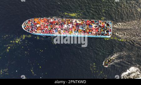 Ritorno a casa per celebrare Eid : durante la vacanza di Eid-ul-Fitr, il principale porto fluviale della capitale, Sadarghat, Dhaka è piena di turisti Eid dall'alba. Le persone del Bangladesh tornano a casa durante le vacanze di Eid da lancio. Migliaia di persone stanno utilizzando il tetto del lancio per tornare a casa, in quanto non c'è spazio all'interno. Foto Stock