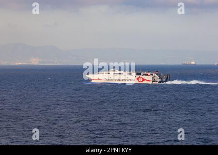 Il traghetto veloce Trasmediterranea, Ciudad de Ceuta, parte dal porto di Algeciras, in Spagna, diretto a Ceuta in Africa settentrionale. Attraverso lo stretto di Gibilterra. Foto Stock