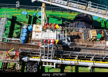 Ponte aperto della nave che rifornisce la nave di servizio della autocisterna in servizio. Tubazioni. Autocisterna, dall'alto Foto Stock