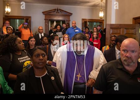 Nashville, Tennessee, Stati Uniti. 17th Apr, 2023. Il vescovo William Barber conduce una marcia al Tennessee state Capitol durante un ?''moral Monday?''? rally per affrontare la violenza delle armi il 17 aprile 2023 a Nashville, Tennessee. in seguito alle riprese di marzo alla Covenant School, nel quartiere Green Hills di Nashville, le organizzazioni si sono mobilitate in tutto il territorio statunitense REP?Justin Jones? (?D-Nashville?) e?U.S. REP?Justin J. Pearson? (??D-Memphis?)? ?who?have disegnato? attenzione?nazionale? ?spingendo per le leggi di sicurezza della pistola. (Credit Image: © Michael Nigro/Pacific Press via ZUMA Press Wire) EDITORIALE US Foto Stock