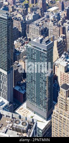 Le finestre da pavimento a soffitto formano la facciata a strisce di vetro di EOS, una torre residenziale in cima a una base commerciale (al dettaglio) nel quartiere Nomad di Manhattan. Foto Stock