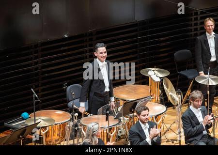 suonatore timpani in piedi per applausi, concerto di musica classica, sala concerti Philharmonie de Paris, Parigi, Francia Foto Stock