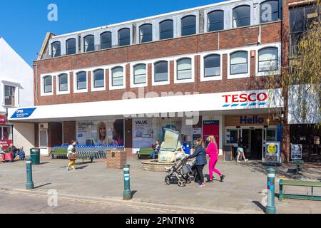 Supermercato Tesco, High Street, Egham, Surrey, Inghilterra, Regno Unito Foto Stock