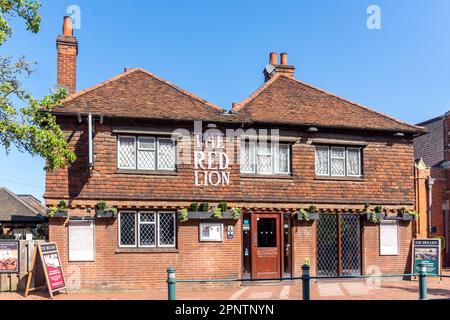 Xvii secolo il Pub Red Lion, High Street, Egham Surrey, Inghilterra, Regno Unito Foto Stock