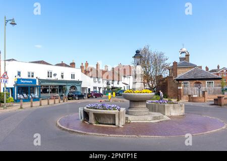 Rotonda fontana, High Street, Thames Ditton, Surrey, Inghilterra, Regno Unito Foto Stock
