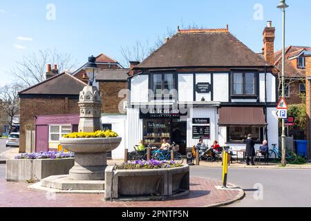 La Fontana caffè italiano e fontana rotonda, High Street, Thames Ditton, Surrey, Inghilterra, Regno Unito Foto Stock
