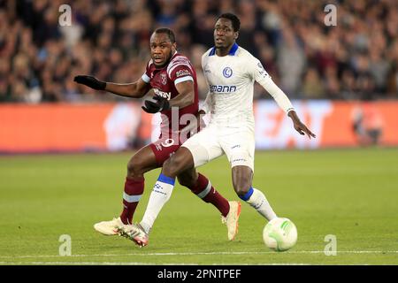 Londra, Regno Unito. 20th Apr, 2023. Michail Antonio di West Ham United e Joseph Okumu di KAA Gent durante la partita di seconda tappa della finale di UEFA Conference League Quarter tra West Ham United e K.A.A. Gent al London Stadium il 20th 2023 aprile a Londra, Inghilterra. (Foto di Daniel Chesterton/phcimages.com) Credit: PHC Images/Alamy Live News Foto Stock