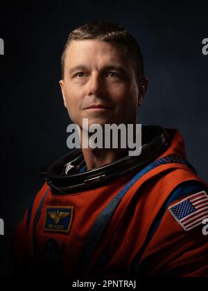 Houston, Stati Uniti. 29 marzo, 2023. L'astronauta della NASA Reid Wiseman e il comandante Artemis II si presentano nella tuta arancione Orion Crew Survival System al Johnson Space Center, 28 marzo 2023 a Houston, Texas. Credit: Josh Valcarcel/NASA/Alamy Live News Foto Stock