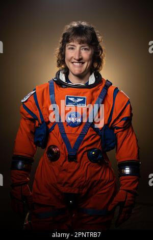 Houston, Stati Uniti. 28 marzo, 2023. L'astronauta della NASA Christina Hammock Koch e il membro dell'equipaggio Artemis II si presentano nella brillante tuta arancione Orion Crew Survival System al Johnson Space Center, 28 marzo 2023 a Houston, Texas. Koch è stato selezionato come ingegnere di volo per la missione Artemis II sulla Luna. Credit: Robert Markowitz/NASA/Alamy Live News Foto Stock