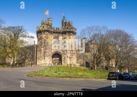 19.04.023 Lancaster, Lancashire, Regno Unito. Il castello di Lancaster, spesso conosciuto come il castello di John o’Gaunt, è uno dei più affascinanti bu sopravvissuti Foto Stock