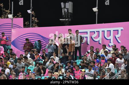 Jaipur, India. 19th Apr, 2023. I fan che si divertono con la partita di cricket dell'Indian Premier League (IPL) Twenty20 tra i Super Giants Lucknow e i Rajasthan Royals allo stadio Sawai Mansingh di Jaipur. (Foto di Sumit Saraswat/Pacific Press) Credit: Pacific Press Media Production Corp./Alamy Live News Foto Stock