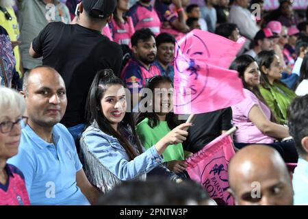 Jaipur, India. 19th Apr, 2023. I fan che si divertono con la partita di cricket dell'Indian Premier League (IPL) Twenty20 tra i Super Giants Lucknow e i Rajasthan Royals allo stadio Sawai Mansingh di Jaipur. (Foto di Sumit Saraswat/Pacific Press) Credit: Pacific Press Media Production Corp./Alamy Live News Foto Stock