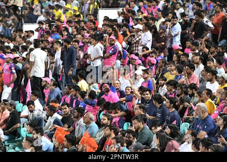 Jaipur, India. 19th Apr, 2023. I fan che si divertono con la partita di cricket dell'Indian Premier League (IPL) Twenty20 tra i Super Giants Lucknow e i Rajasthan Royals allo stadio Sawai Mansingh di Jaipur. (Foto di Sumit Saraswat/Pacific Press) Credit: Pacific Press Media Production Corp./Alamy Live News Foto Stock