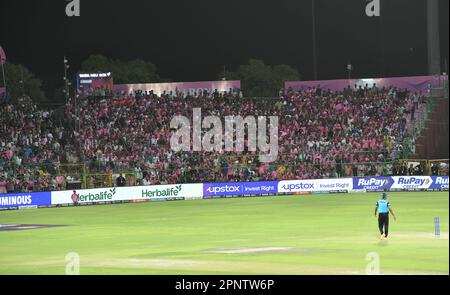 Jaipur, India. 19th Apr, 2023. I fan che si divertono con la partita di cricket dell'Indian Premier League (IPL) Twenty20 tra i Super Giants Lucknow e i Rajasthan Royals allo stadio Sawai Mansingh di Jaipur. (Foto di Sumit Saraswat/Pacific Press) Credit: Pacific Press Media Production Corp./Alamy Live News Foto Stock