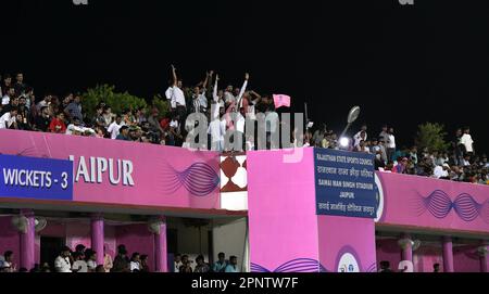 Jaipur, India. 19th Apr, 2023. I fan che si divertono con la partita di cricket dell'Indian Premier League (IPL) Twenty20 tra i Super Giants Lucknow e i Rajasthan Royals allo stadio Sawai Mansingh di Jaipur. (Foto di Sumit Saraswat/Pacific Press) Credit: Pacific Press Media Production Corp./Alamy Live News Foto Stock