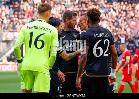 20-04-2023: Sport: AZ contro Anderlecht ALKMAAR, PAESI BASSI - APRILE 20: Jan Vertonghen (RSC Anderlecht) e l'arbitro Davide massa durante il quartiere delle partite Foto Stock