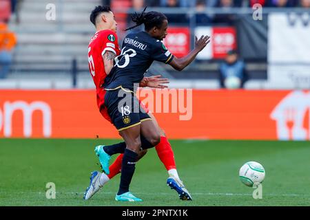 20-04-2023: Sport: AZ contro Anderlecht ALKMAAR, PAESI BASSI - APRILE 20: Tijjani Reijnders (AZ Alkmaar) e Majeed Ashimeru (RSC Anderlecht) durante il ma Foto Stock