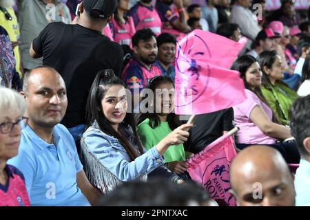 Jaipur, Rajasthan, India. 19th Apr, 2023. I fan che si divertono con la partita di cricket dell'Indian Premier League (IPL) Twenty20 tra i Super Giants Lucknow e i Rajasthan Royals allo stadio Sawai Mansingh di Jaipur. (Credit Image: © Sumit Saraswat/Pacific Press via ZUMA Press Wire/Alamy Live News) SOLO PER USO EDITORIALE! Non per USO commerciale! Foto Stock