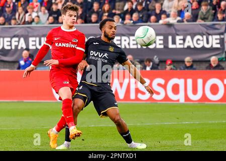 20-04-2023: Sport: AZ contro Anderlecht ALKMAAR, PAESI BASSI - APRILE 20: Milos Kerkez (AZ Alkmaar) e Killian Sardella (RSC Anderlecht) durante la partita Foto Stock