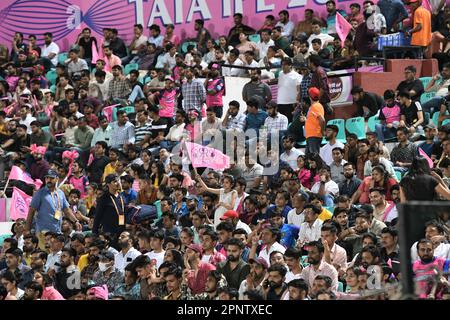 Jaipur, Rajasthan, India. 19th Apr, 2023. I fan che si divertono con la partita di cricket dell'Indian Premier League (IPL) Twenty20 tra i Super Giants Lucknow e i Rajasthan Royals allo stadio Sawai Mansingh di Jaipur. (Credit Image: © Sumit Saraswat/Pacific Press via ZUMA Press Wire/Alamy Live News) SOLO PER USO EDITORIALE! Non per USO commerciale! Foto Stock