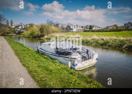 19.04.023 Lancaster, Lancashire, Regno Unito. Gli ormeggi della HEST Bank sono situati sul canale di Lancaster, ad appena tre miglia dalla località balneare di Morecambe Foto Stock