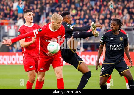 20-04-2023: Sport: AZ contro Anderlecht ALKMAAR, PAESI BASSI - APRILE 20: Jens Odgaard (AZ Alkmaar) e Killian Sardella (RSC Anderlecht) durante la partita Foto Stock