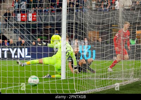 20-04-2023: Sport: AZ contro Anderlecht ALKMAAR, PAESI BASSI - APRILE 20: Jens Odgaard (AZ Alkmaar) segna ma il gol viene chiamato fuori-gioco durante la partita Foto Stock