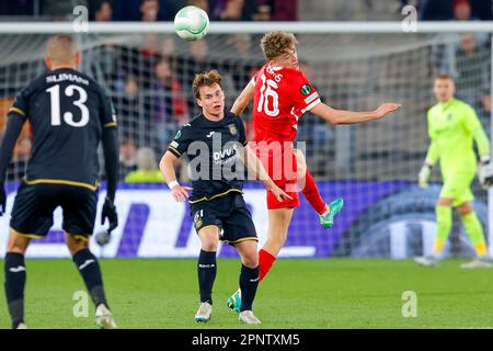 20-04-2023: Sport: AZ contro Anderlecht ALKMAAR, PAESI BASSI - APRILE 20: Kristian Arnstad (RSC Anderlecht) e Sven Mijnans (AZ Alkmaar) durante la partita Foto Stock