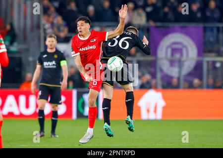 20-04-2023: Sport: AZ contro Anderlecht ALKMAAR, PAESI BASSI - APRILE 20: Tijjani Reijnders (AZ Alkmaar) e Anders Dreyer (RSC Anderlecht) durante il matc Foto Stock