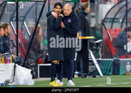 20-04-2023: Sport: AZ contro Anderlecht ALKMAAR, PAESI BASSI - APRILE 20: Lior Refaelov (RSC Anderlecht) e la guida Brian Riemer (RSC Anderlecht) durante Foto Stock