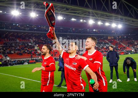 20-04-2023: Sport: AZ contro Anderlecht ALKMAAR, PAESI BASSI - APRILE 20: Pantelis Hatzidiakos (AZ Alkmaar), Tijjani Reijnders (AZ Alkmaar) e Sam Beukema Foto Stock