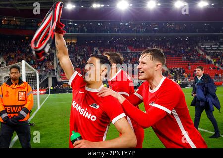 20-04-2023: Sport: AZ contro Anderlecht ALKMAAR, PAESI BASSI - APRILE 20: Pantelis Hatzidiakos (AZ Alkmaar), Tijjani Reijnders (AZ Alkmaar) e Sam Beukema Foto Stock