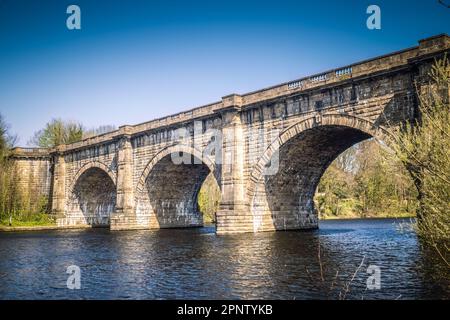 19.04.023 Lancaster, Lancashire, Regno Unito. L'acquedotto di Lune è un acquedotto navigabile che porta il canale di Lancaster sul fiume Lune, sul lato est Foto Stock