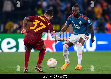 20-04-2023: Sport: Roma contro Feyenoord ROMA, ITALIA - APRILE 20: Leonardo Spinazzola (AS Roma) e Lutshel Geertruida (Feyenoord Rotterdam) durante il Q Foto Stock