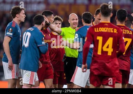 20-04-2023: Sport: Roma contro Feyenoord ROMA, ITALIA - 20 APRILE: Arbitro Anthony Taylor e Santiago Gimenez (Feyenoord Rotterdam) durante il quartiere Fina Foto Stock