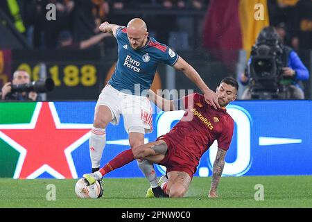 20-04-2023: Sport: Roma contro Feyenoord ROMA, ITALIA - 20 APRILE: Gernot Trauner (Feyenoord Rotterdam) e Leonardo Spinazzola (COME Roma) durante il quartiere Foto Stock