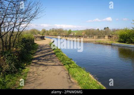 19.04.023 Lancaster, Lancashire, Regno Unito. L'acquedotto di Lune è un acquedotto navigabile che porta il canale di Lancaster sul fiume Lune, sul lato est Foto Stock