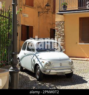 Auto classica Fiat 500 L all'interno del Castello di Moniga. Castello di Moniga del Garda. Foto Stock