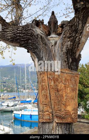 Statua della Madonna dei pescatori. Porto Portese, San Felice del Benaco, Lago di Garda, Lago di Garda, Gardasee. Statua della Madonna dei pescatori. Foto Stock