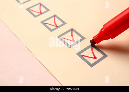 Contrassegno con penna rossa sulla casella di controllo, primo piano Foto Stock