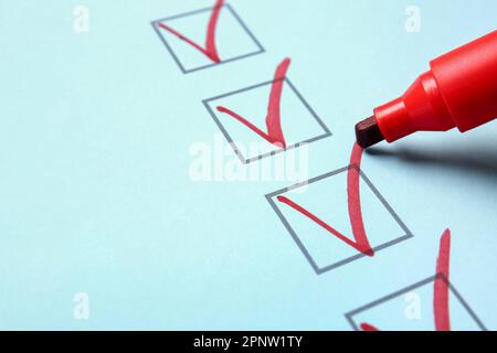 Contrassegno con penna rossa sulla casella di controllo, primo piano Foto Stock