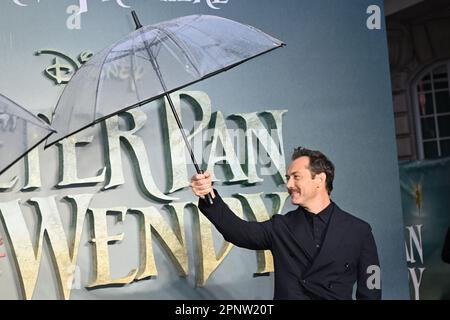 Londra, Regno Unito. 20th Apr, 2023. Jude Law partecipa alla prima mondiale di Peter Pan & Wendy, al cinema Curzon a Mayfair. Data immagine: Giovedì 20 aprile 2023. Il credito fotografico dovrebbe essere Credit: Matt Crossick/Alamy Live News Foto Stock